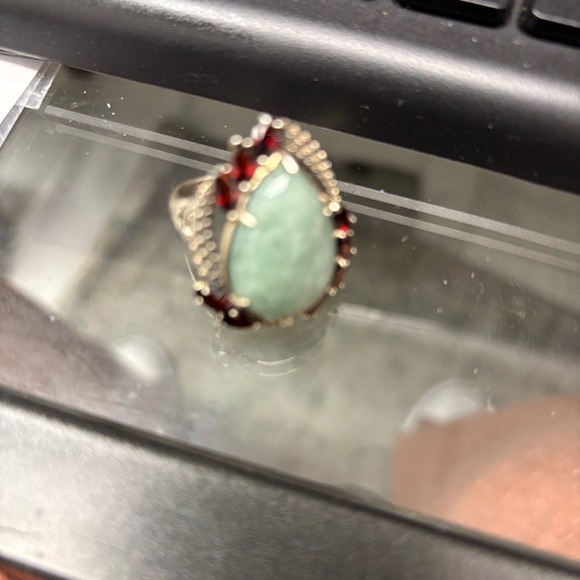 Stunning Jade and Garnet Ring - Picture 3 of 10